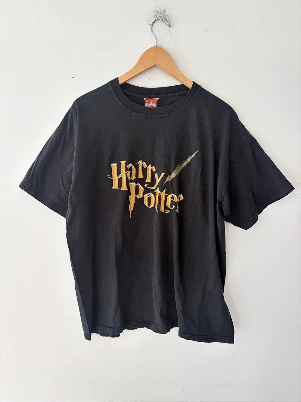 Vintage 2000 Warner Bros. Harry Potter graphic tee in Black & Gold Size L